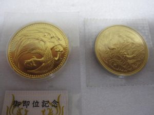 【貴金属】昭和天皇在位60年記念 平成天皇即位記念 各10万円金貨 記念硬貨 記念金貨