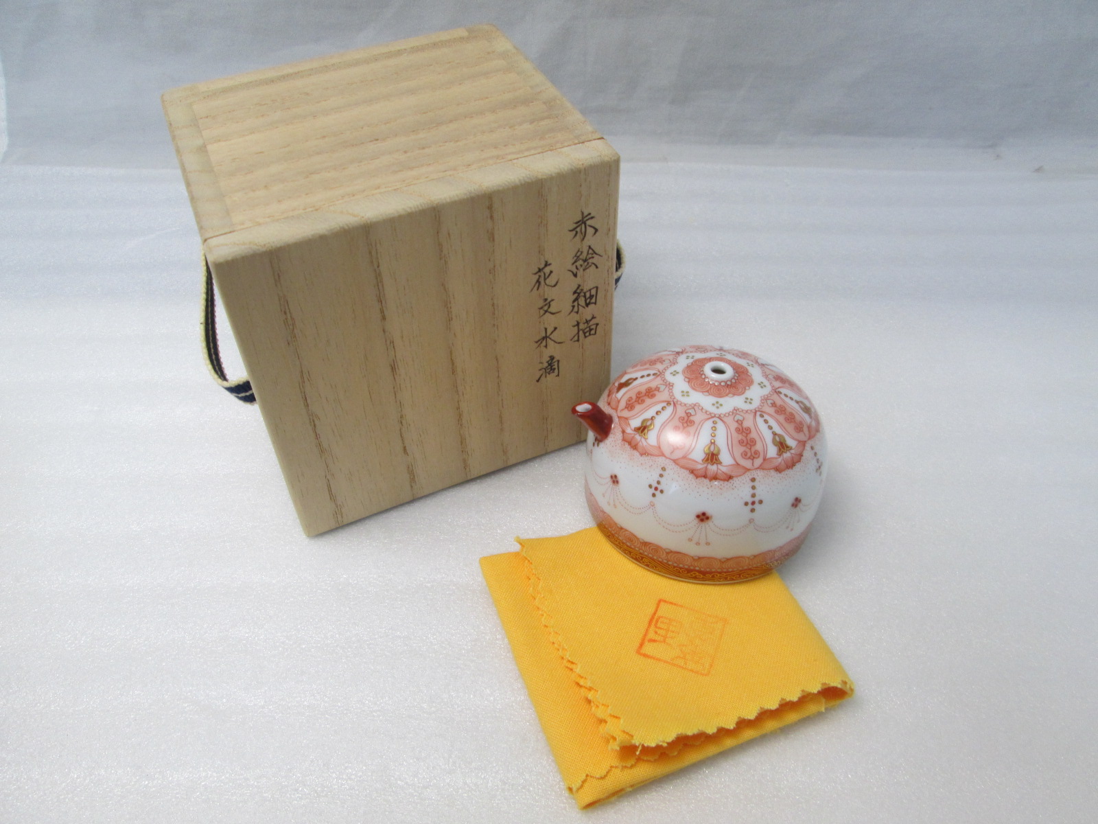 【骨董品】九谷焼 現代作家 織田恵美作 赤絵細描 花文水滴 買取/ 買取専門 金沢買取プラザ
