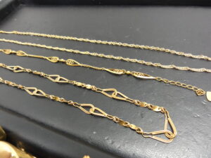 金のネックレス